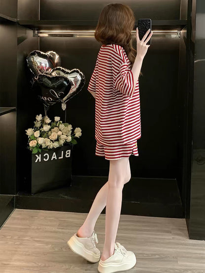Stylish, youthful-looking women's summer two-piece sports set featuring a loose, striped short-sleeved top and shorts—perfect for running and a slimming look.