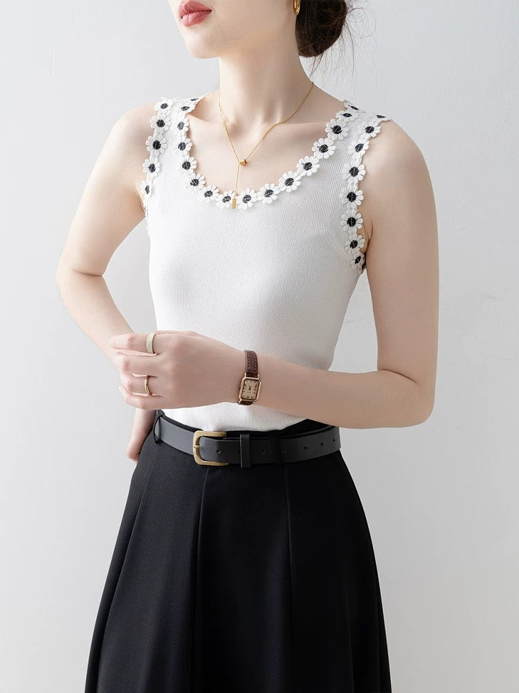 Small vest for women to wear as outerwear 2025 super hot new summer white round neck flower design knitted sleeveless top