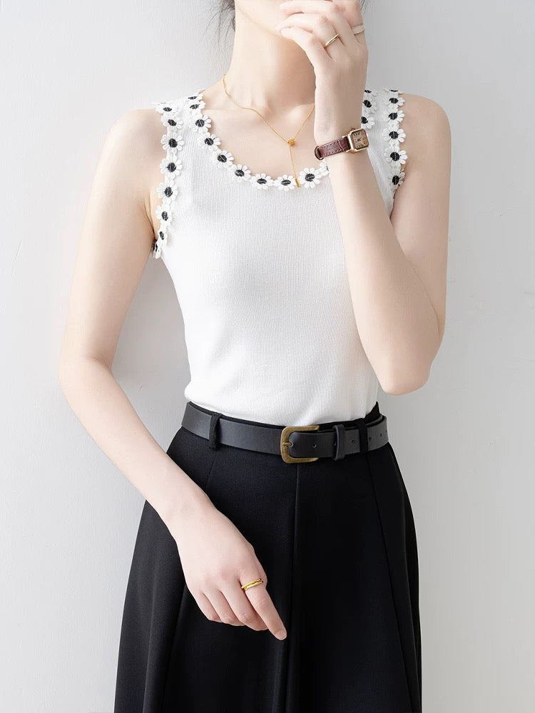 Small vest for women to wear as outerwear 2025 super hot new summer white round neck flower design knitted sleeveless top