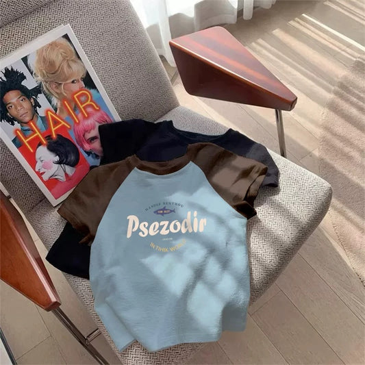 Dopamine bright color outfit! Tea-flavored short top for petite women, contrasting color stitching, fashionable and age-reducing short-sleeved T-shirt