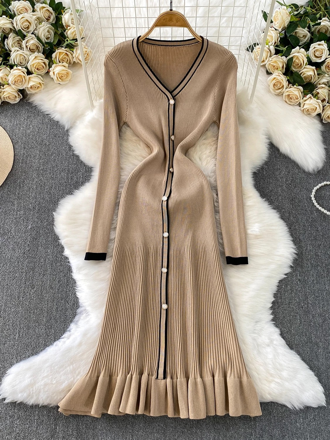 French-style elegant V-neck long-sleeved knit dress for autumn and winter, single-breasted, waist-cinching, slimming, stretchy fishtail maxi skirt
