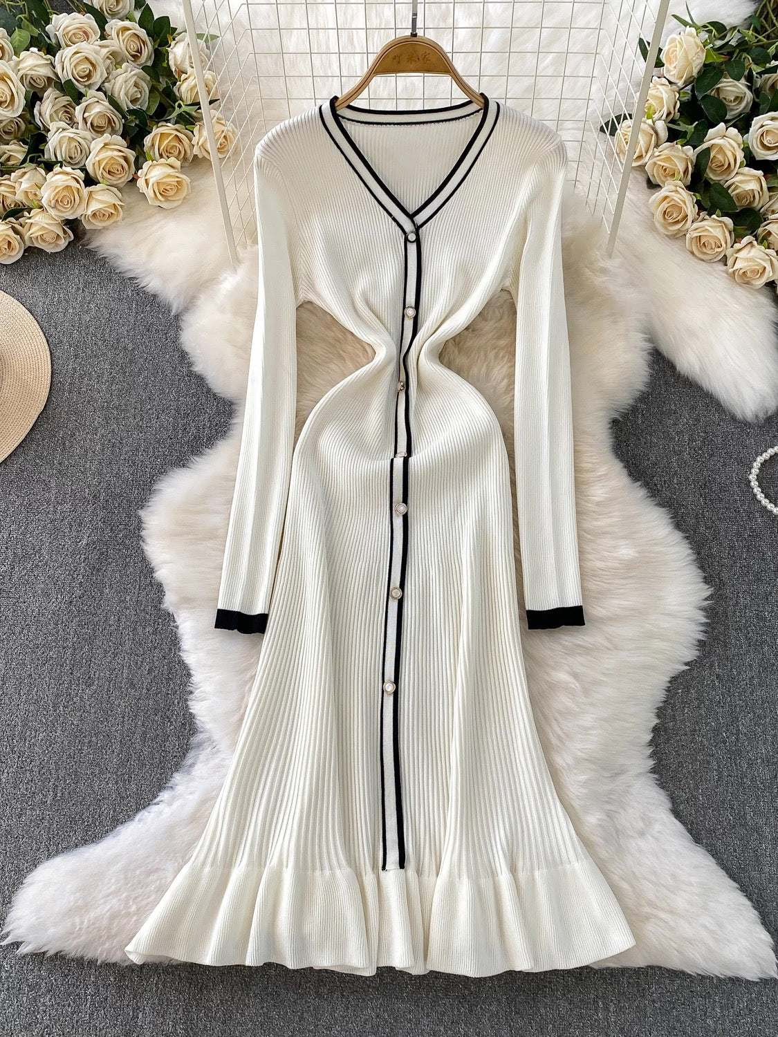 French-style elegant V-neck long-sleeved knit dress for autumn and winter, single-breasted, waist-cinching, slimming, stretchy fishtail maxi skirt
