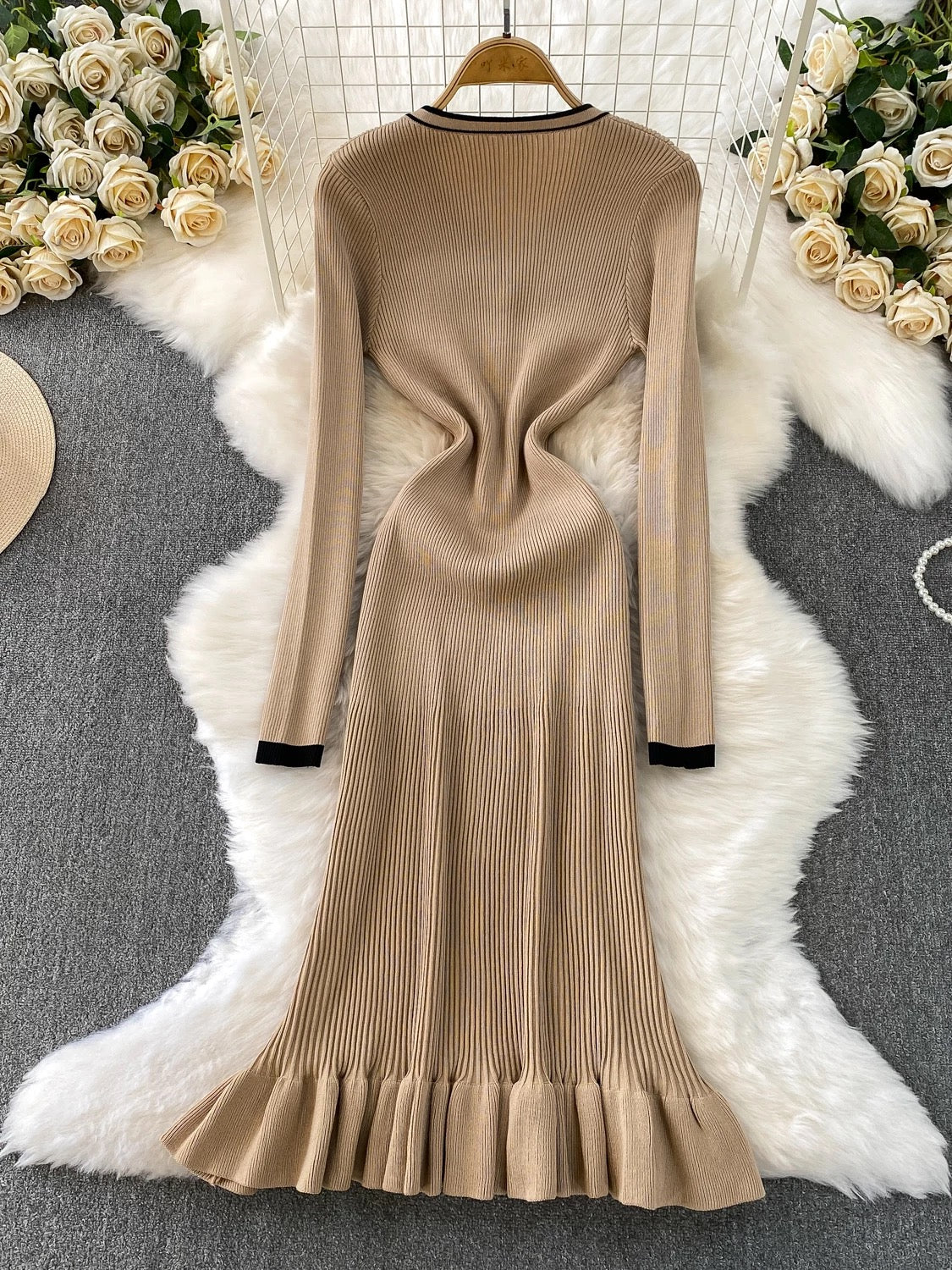 French-style elegant V-neck long-sleeved knit dress for autumn and winter, single-breasted, waist-cinching, slimming, stretchy fishtail maxi skirt
