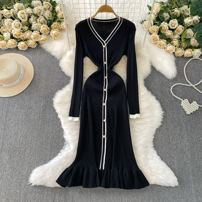 French-style elegant V-neck long-sleeved knit dress for autumn and winter, single-breasted, waist-cinching, slimming, stretchy fishtail maxi skirt