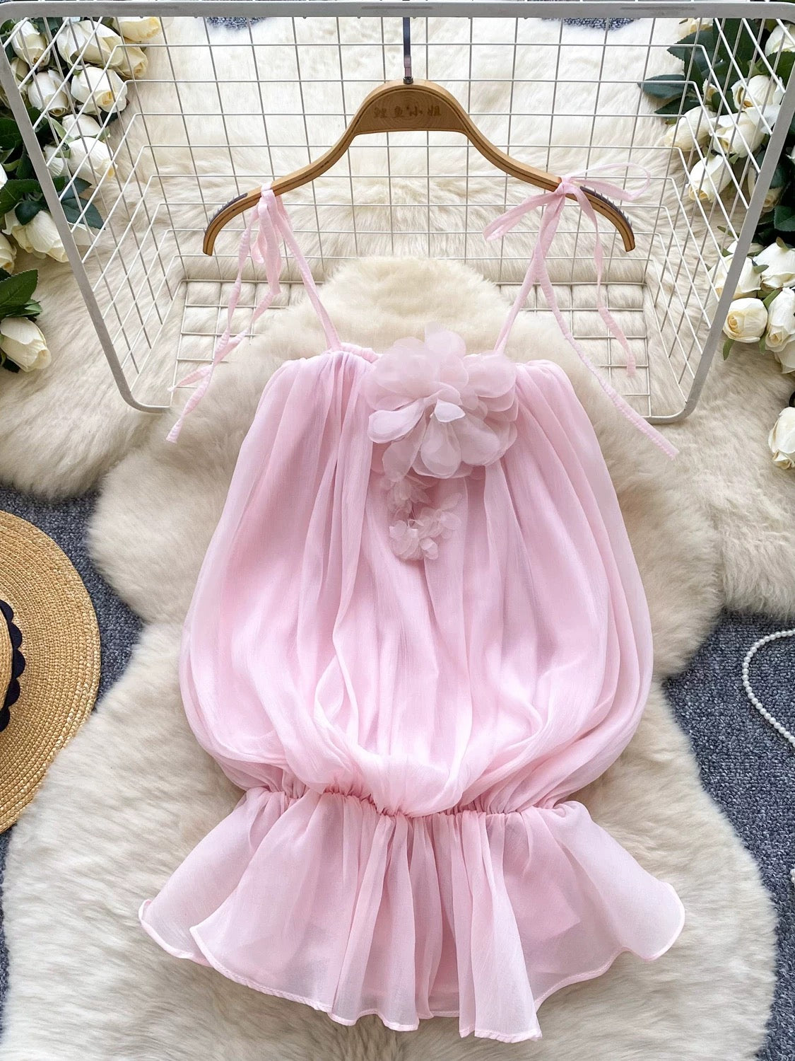 Fairy-like top, summer 2025, atmospheric three-dimensional floral camisole with a fitted waist and ruffled hem, chiffon vacation vest.