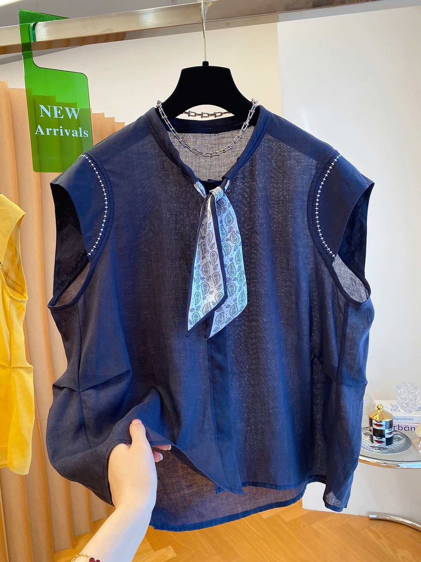 High-grade yellow ramie sleeveless top for women summer 2025 new style unique and beautiful with silk scarf small flying sleeve shirt