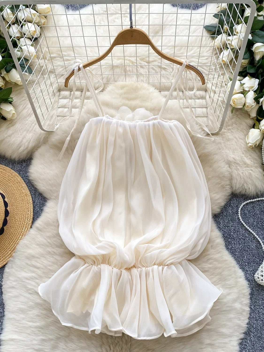 Fairy-like top, summer 2025, atmospheric three-dimensional floral camisole with a fitted waist and ruffled hem, chiffon vacation vest.