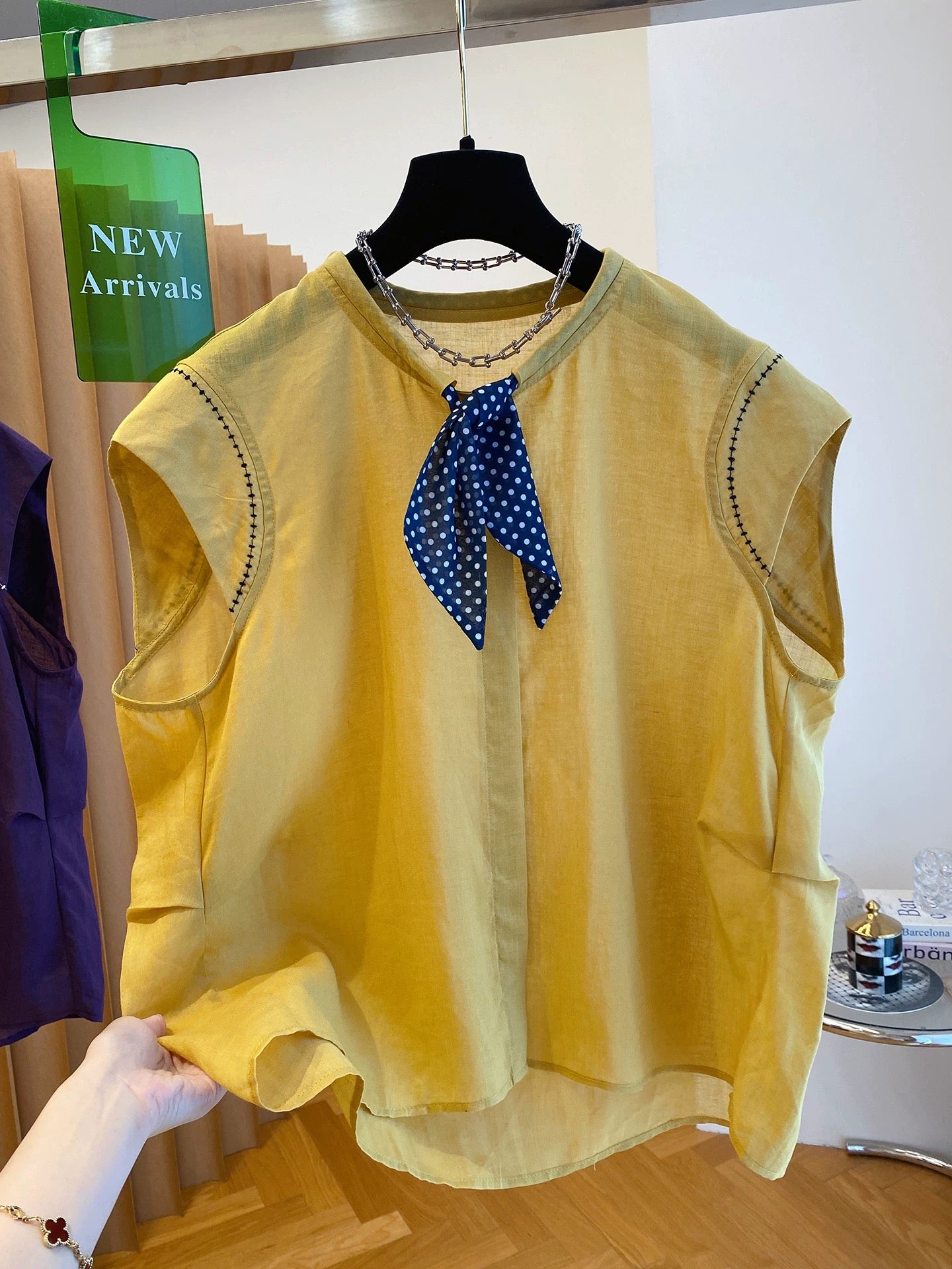 High-grade yellow ramie sleeveless top for women summer 2025 new style unique and beautiful with silk scarf small flying sleeve shirt
