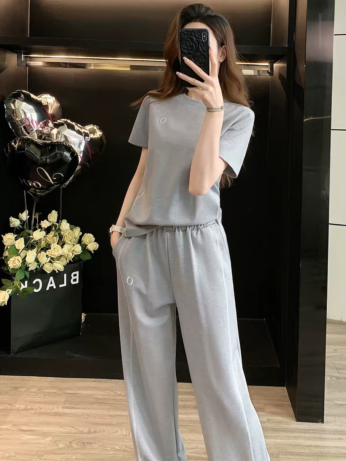 Women's minimalist casual summer two-piece set (2026 style): loose short-sleeve top and wide-leg pants—chic, stylish, youthful, and slimming.