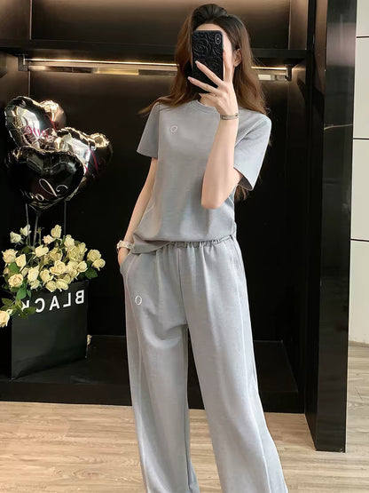 Women's minimalist casual summer two-piece set (2026 style): loose short-sleeve top and wide-leg pants—chic, stylish, youthful, and slimming.