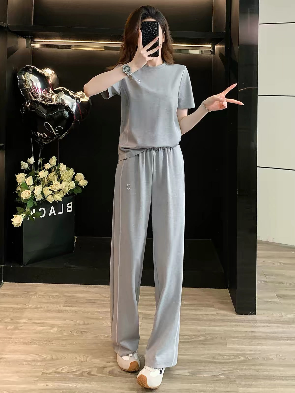 Women's minimalist casual summer two-piece set (2026 style): loose short-sleeve top and wide-leg pants—chic, stylish, youthful, and slimming.