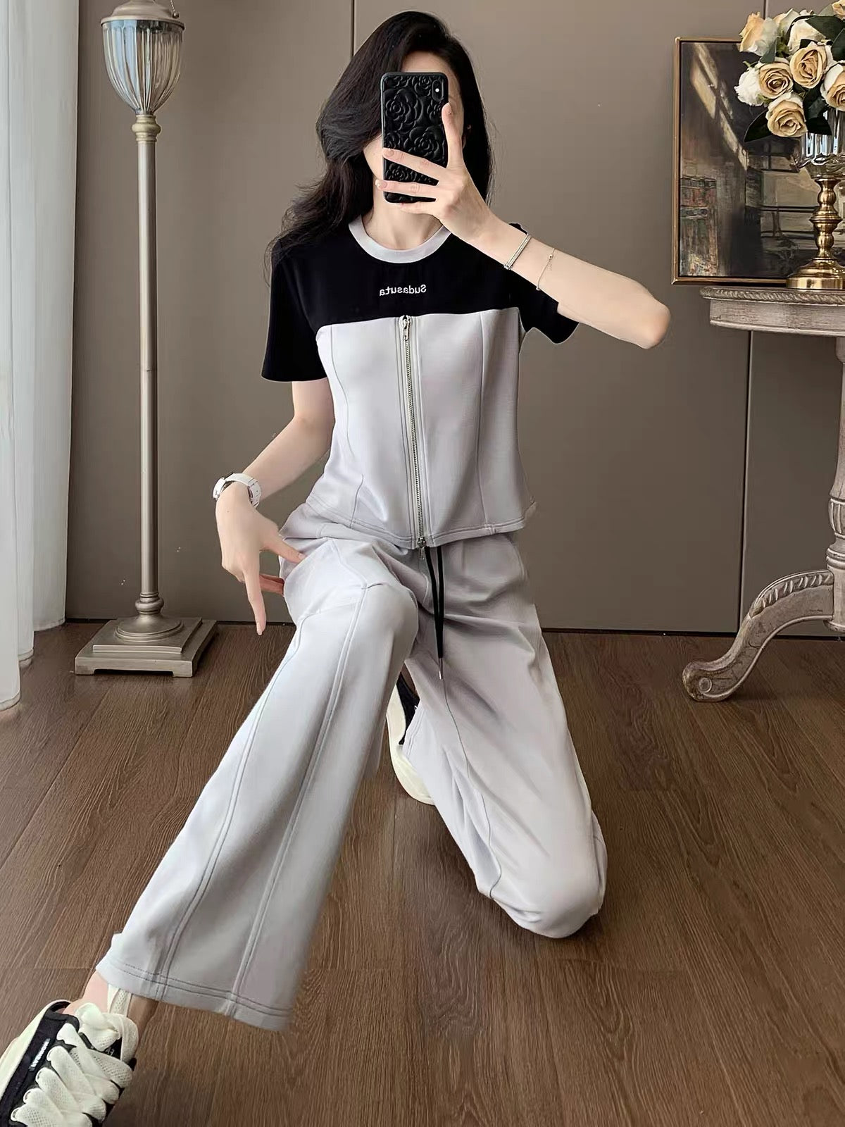 Women's Summer Color-Block Short-Sleeve & Wide-Leg Trouser Set – A Sophisticated, Slimming Two-Piece Outfit Blending Sporty and Commuter Styles for an Elevated Look.