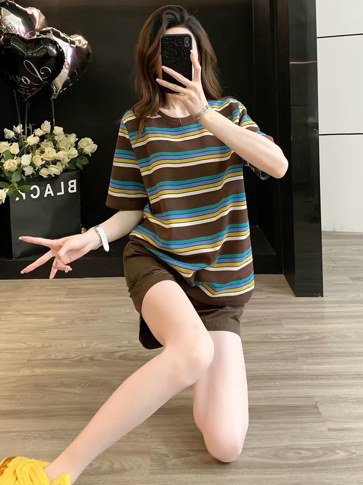 Stylish striped short-sleeved sports set for women (Summer 2026): a trendy, casual, and loose-fitting two-piece outfit with shorts—designed to create a youthful, slimming look.