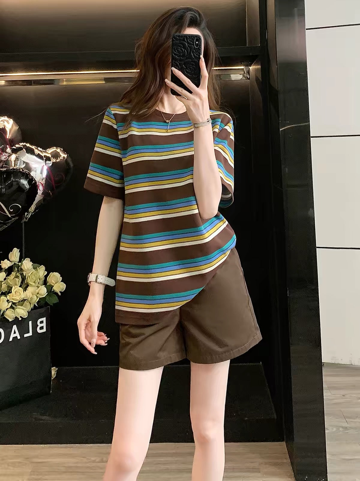 Stylish striped short-sleeved sports set for women (Summer 2026): a trendy, casual, and loose-fitting two-piece outfit with shorts—designed to create a youthful, slimming look.