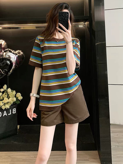 Stylish striped short-sleeved sports set for women (Summer 2026): a trendy, casual, and loose-fitting two-piece outfit with shorts—designed to create a youthful, slimming look.
