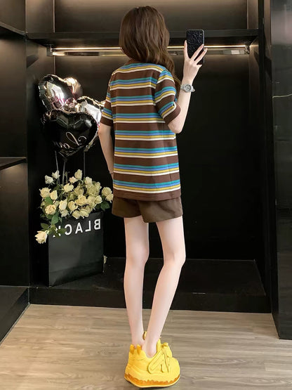 Stylish striped short-sleeved sports set for women (Summer 2026): a trendy, casual, and loose-fitting two-piece outfit with shorts—designed to create a youthful, slimming look.