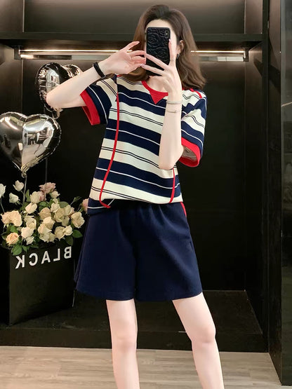 Stylish, youthful-looking striped short-sleeve two-piece set for women (Summer 2026)—featuring a loose, trendy, and casual fit with shorts; sporty and slimming.