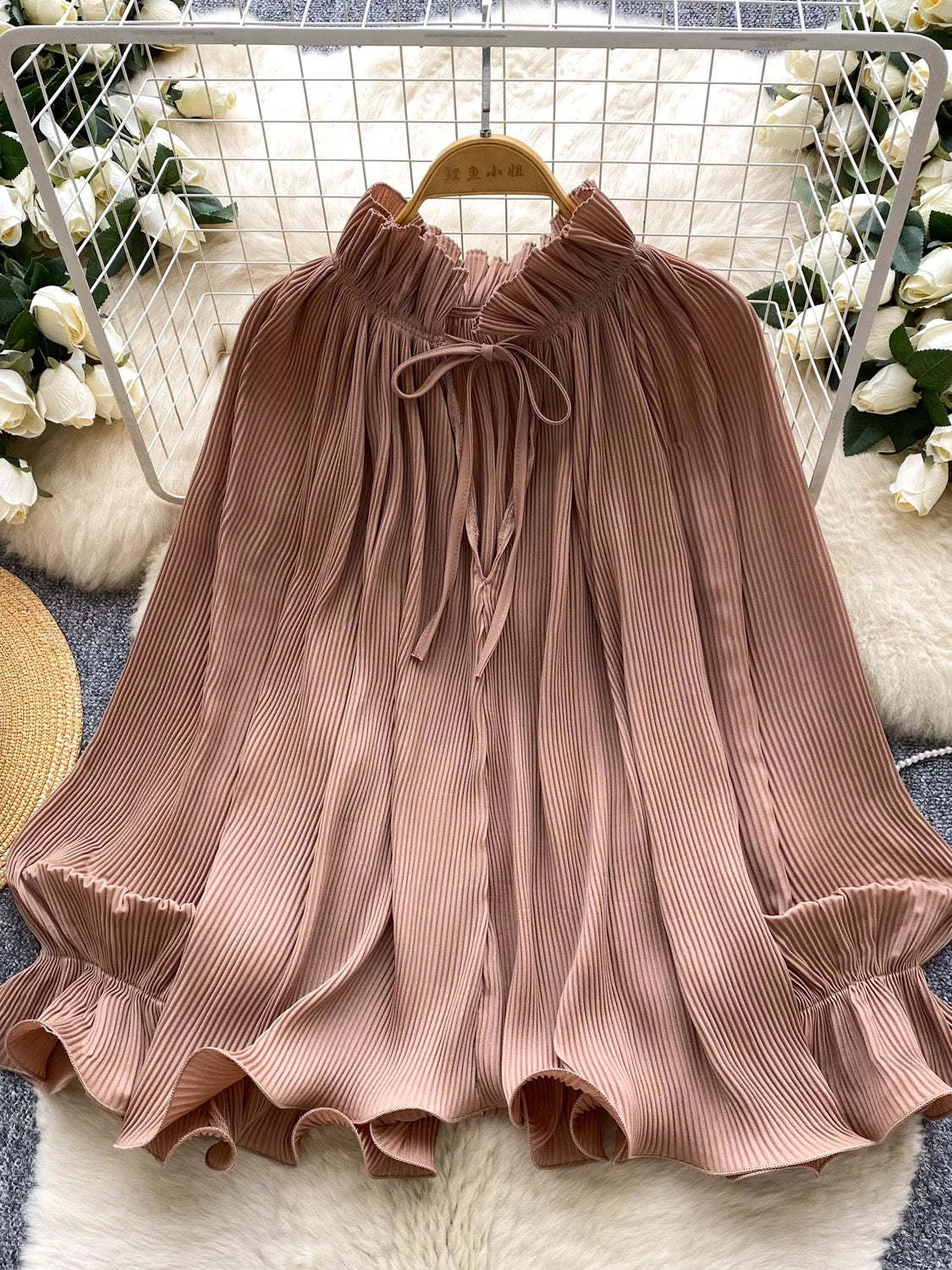 Gentle and elegant flared sleeve pleated shirt for women, autumn 2025, French style, loose fit, slimming, casual ruffle top.