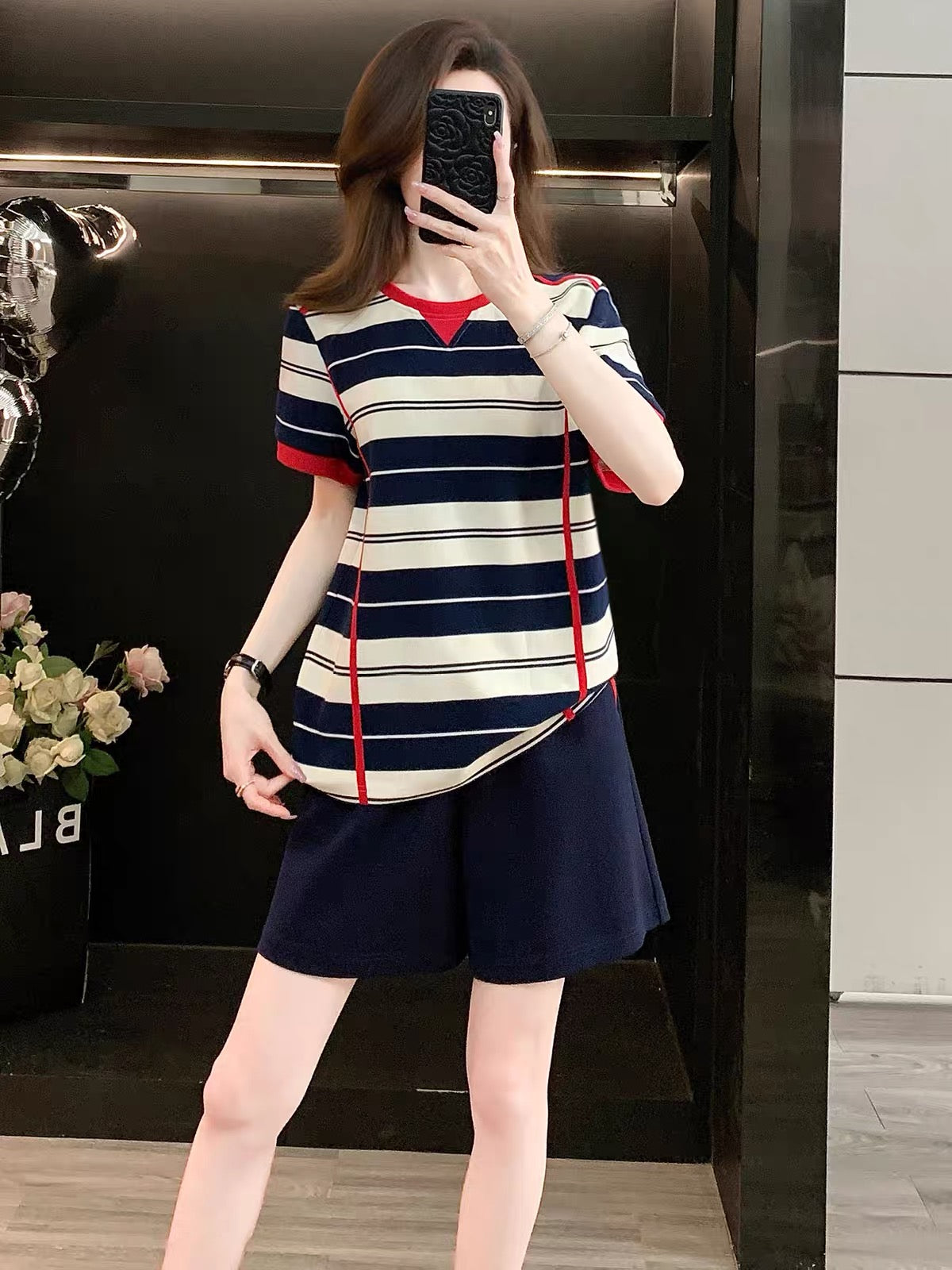 Stylish, youthful-looking striped short-sleeve two-piece set for women (Summer 2026)—featuring a loose, trendy, and casual fit with shorts; sporty and slimming.