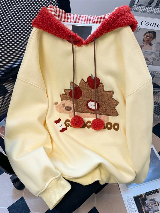 Creamy yellow cartoon embroidered hooded fleece sweatshirt for women, stylish, youthful, and cute for petite women, perfect for early autumn and winter.