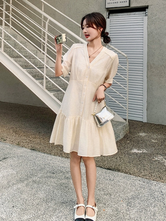 White dress for women summer 2024 new French style, gentle, beautiful, lazy and relaxed v-neck slimming skirt