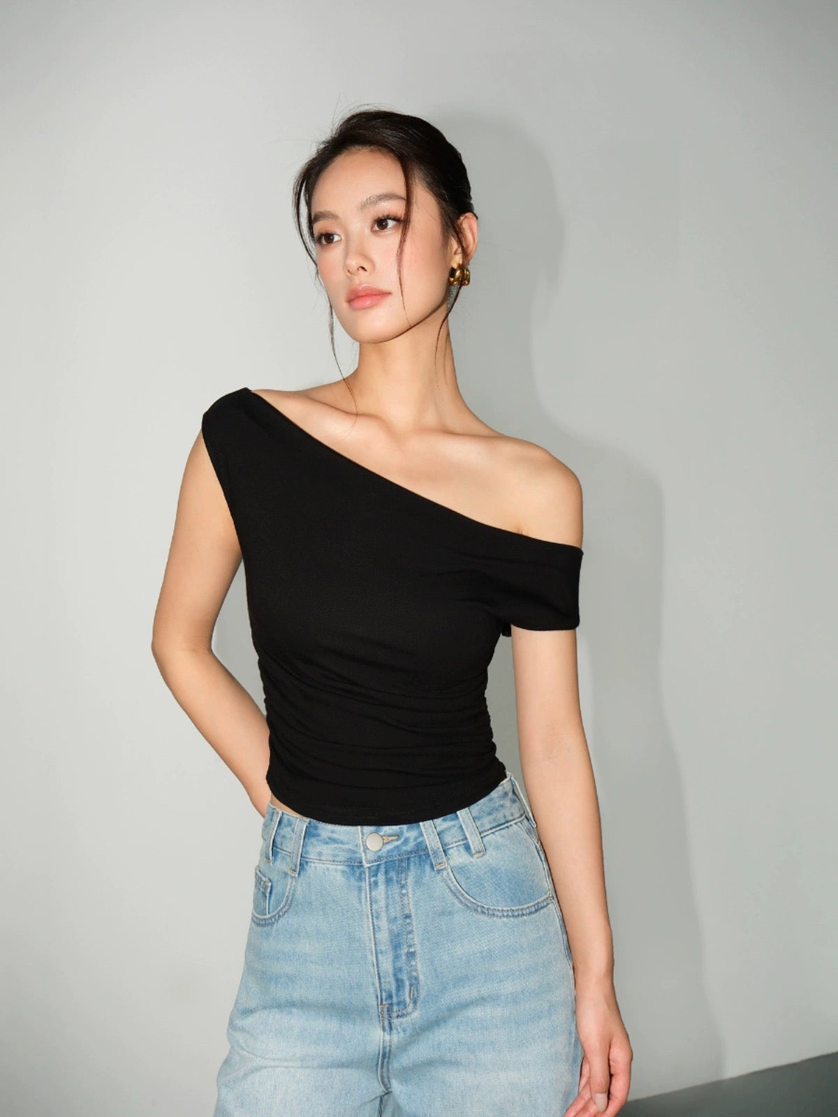 NEVA HU black one-shoulder top for women summer design short slim fit off-shoulder collarbone one-neck T-shirt