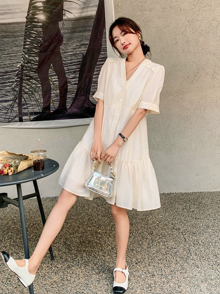 White dress for women summer 2024 new French style, gentle, beautiful, lazy and relaxed v-neck slimming skirt