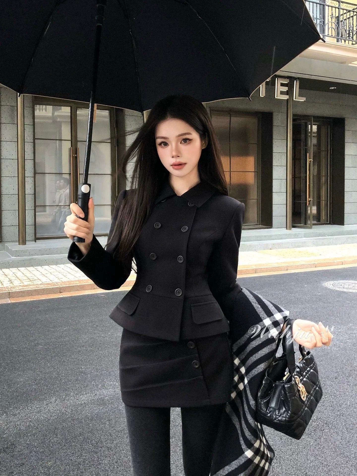 WAHJU, a lawyer's daughter, presents a sophisticated and elegant winter double-breasted suit with a slimming waist, a flattering two-piece design.