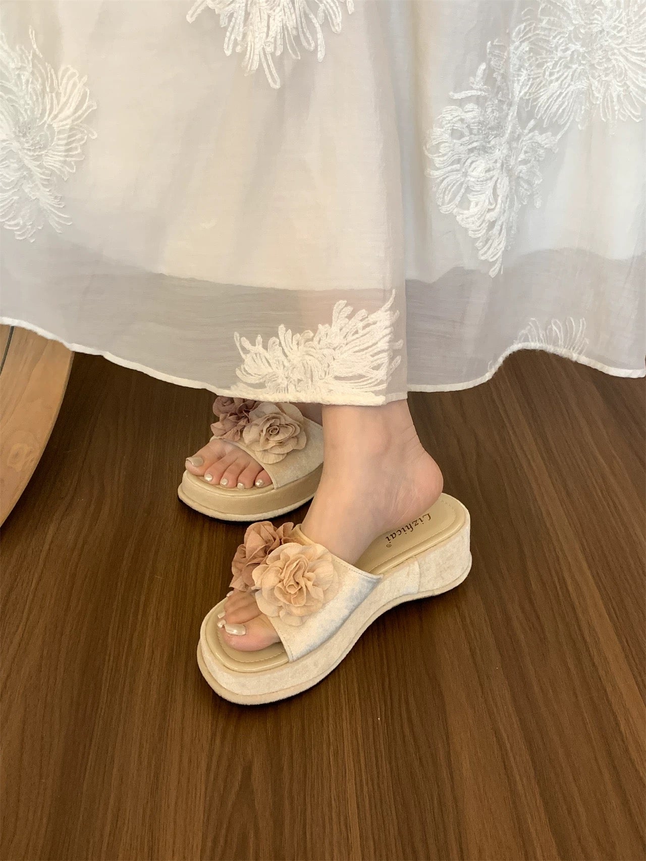 Retro-style Chinese floral versatile platform sandals for women, perfect for summer, thick-soled, suitable for petite women.