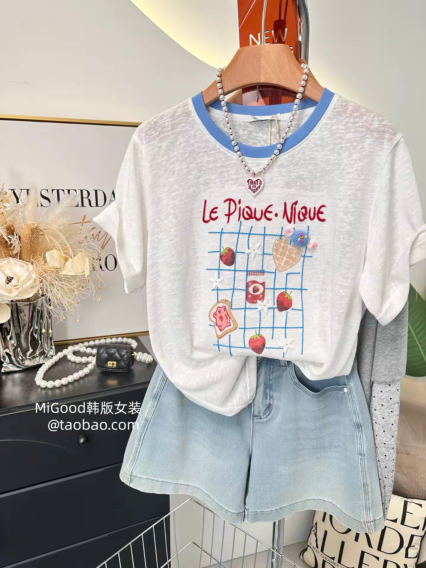 A fresh, summery color palette—stylish Korean-style short-sleeved T-shirt featuring a checkered pattern and strawberry embroidery; a lightweight, slimming top for women.