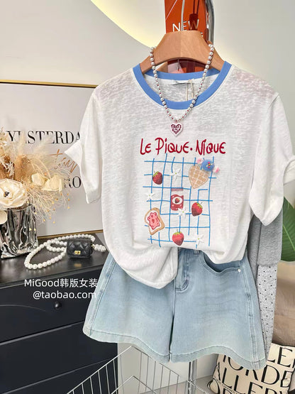 A fresh, summery color palette—stylish Korean-style short-sleeved T-shirt featuring a checkered pattern and strawberry embroidery; a lightweight, slimming top for women.