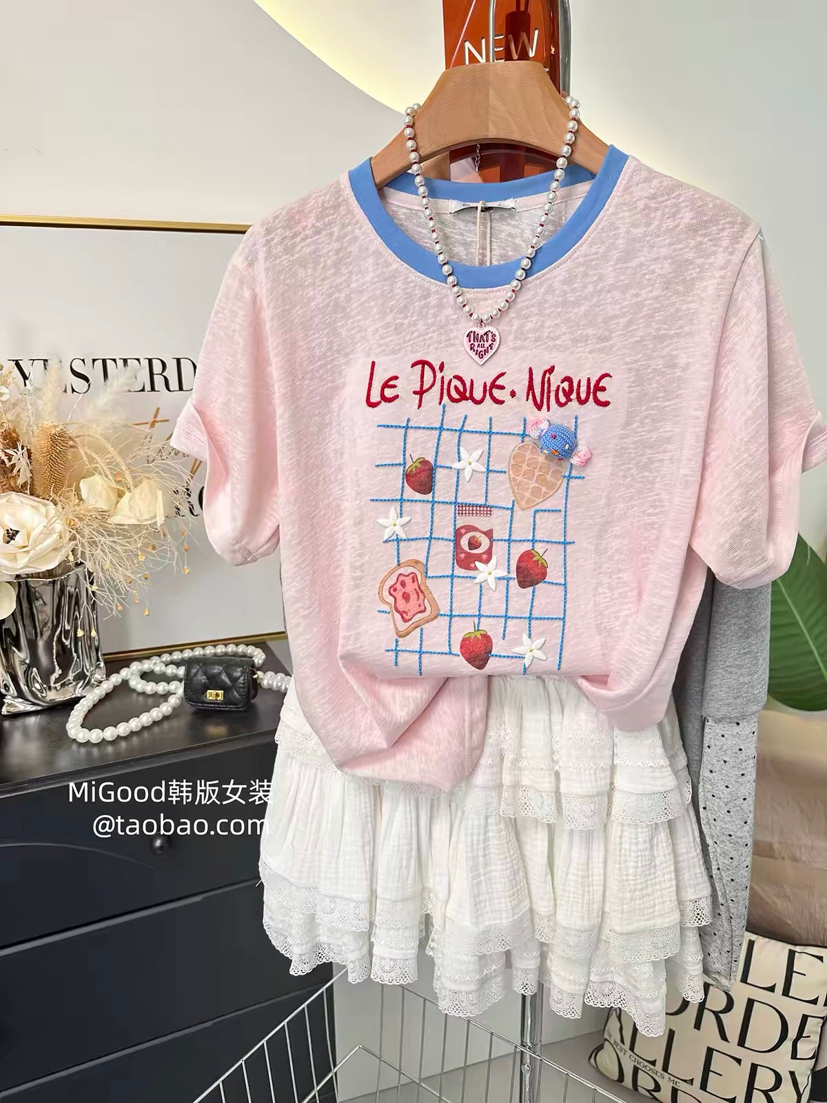 A fresh, summery color palette—stylish Korean-style short-sleeved T-shirt featuring a checkered pattern and strawberry embroidery; a lightweight, slimming top for women.