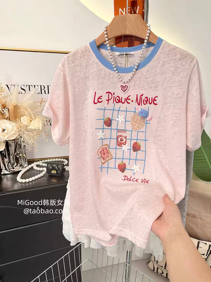 A fresh, summery color palette—stylish Korean-style short-sleeved T-shirt featuring a checkered pattern and strawberry embroidery; a lightweight, slimming top for women.