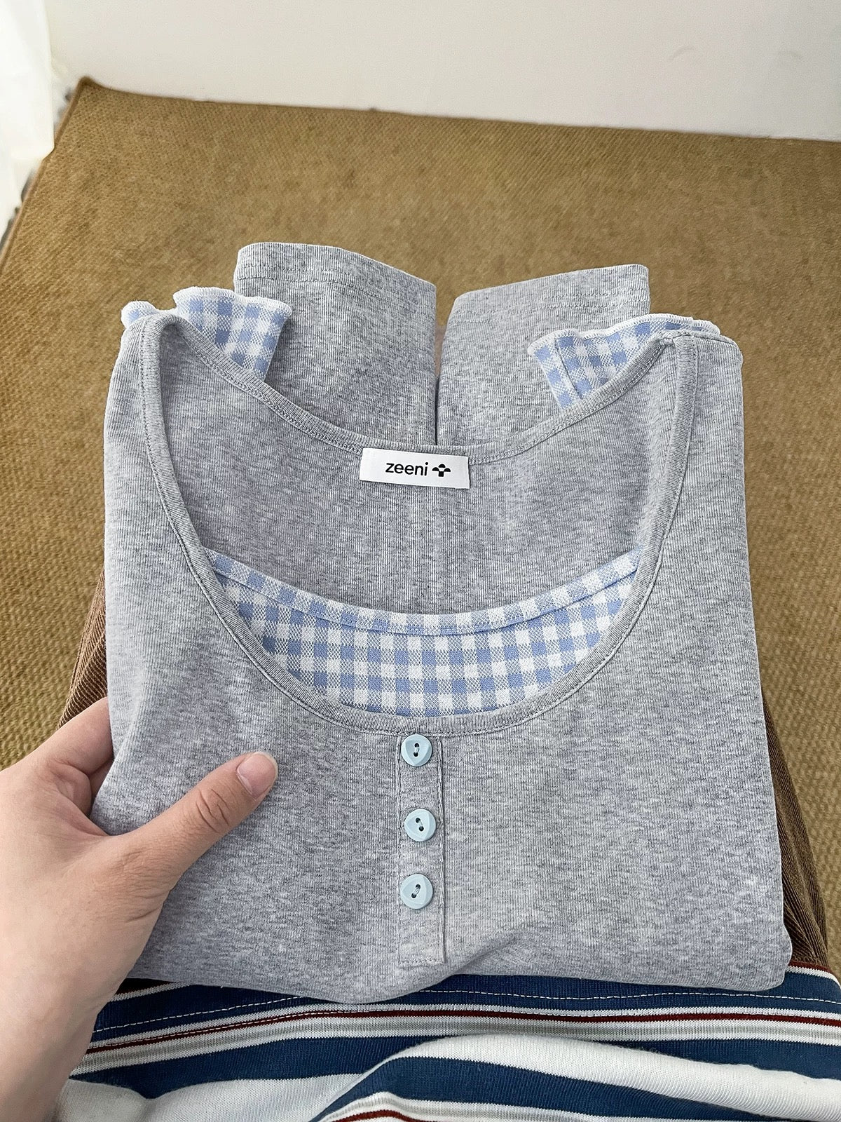 Beautiful knock! Niche original design splicing fake two-piece long-sleeved bottoming T-shirt for women 2025 spring tops