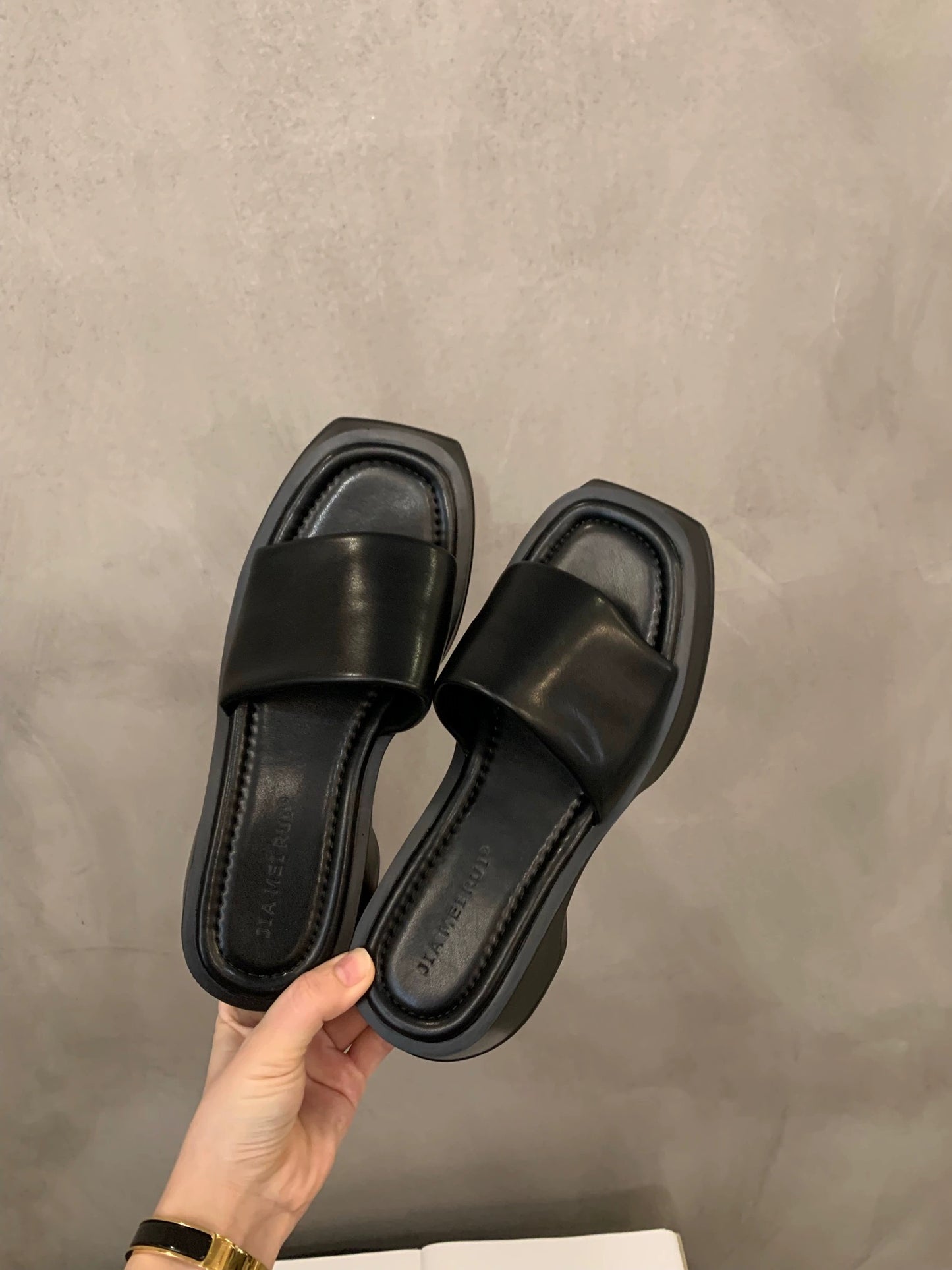 Sponge cake thick bottom stepping on shit feeling word slippers women's shoes outside wear 2023 new summer casual heightening sandals sandals