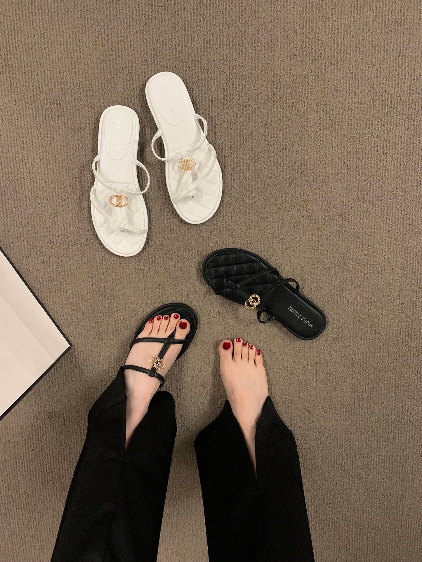 French style small fragrance style black flat sandals flip flops super hot 2023 new women's outerwear beach Roman sandals