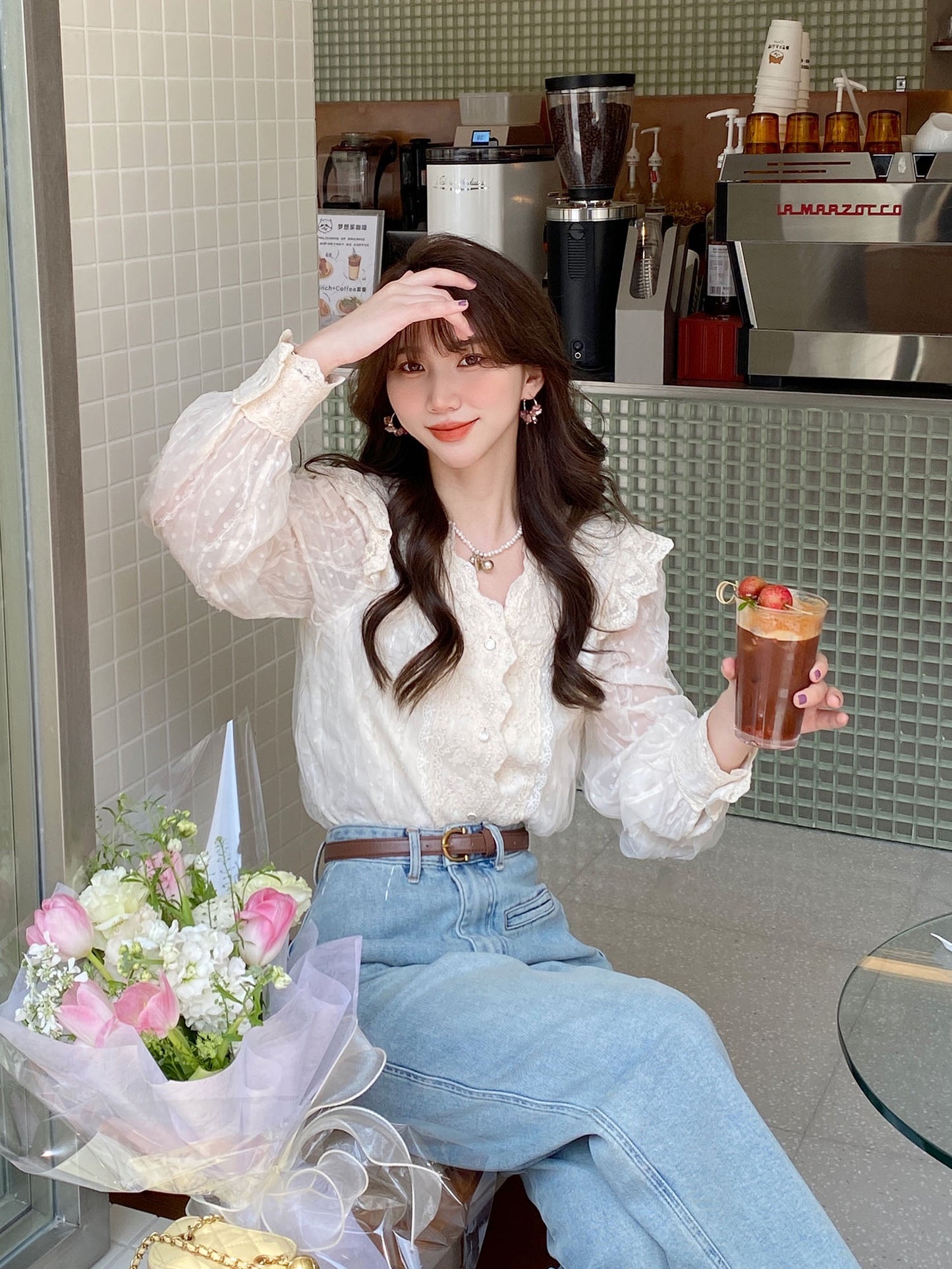 Berry likes you and likes a large custom-made white V-neck embroidered shirt with lantern sleeves and lace temperament slim top