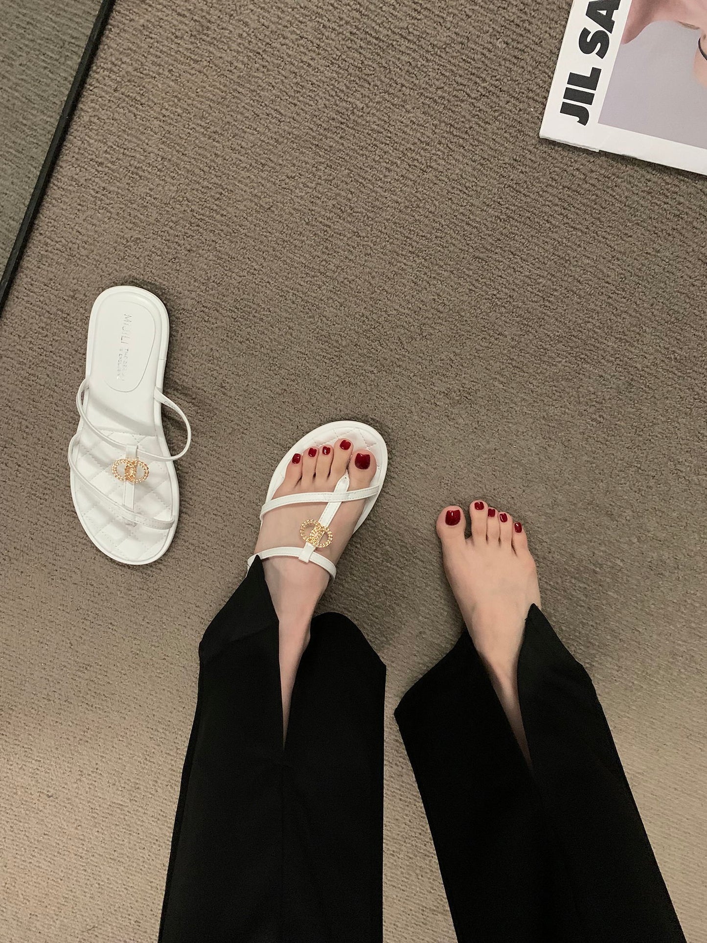 French style small fragrance style black flat sandals flip flops super hot 2023 new women's outerwear beach Roman sandals
