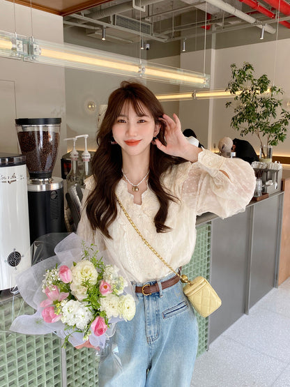 Berry likes you and likes a large custom-made white V-neck embroidered shirt with lantern sleeves and lace temperament slim top