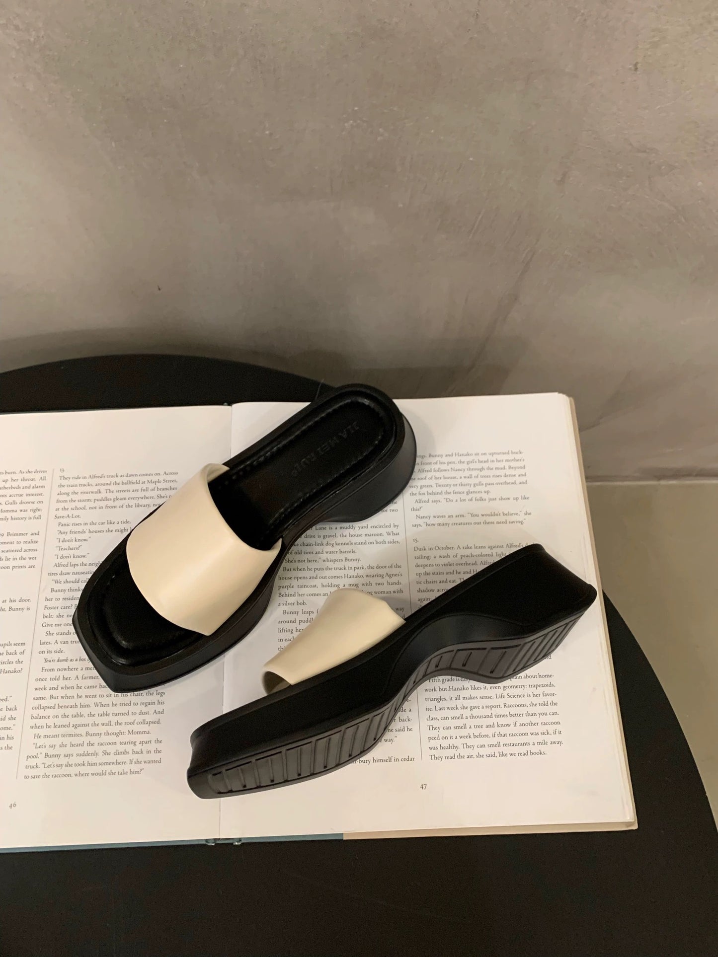 Sponge cake thick bottom stepping on shit feeling word slippers women's shoes outside wear 2023 new summer casual heightening sandals sandals