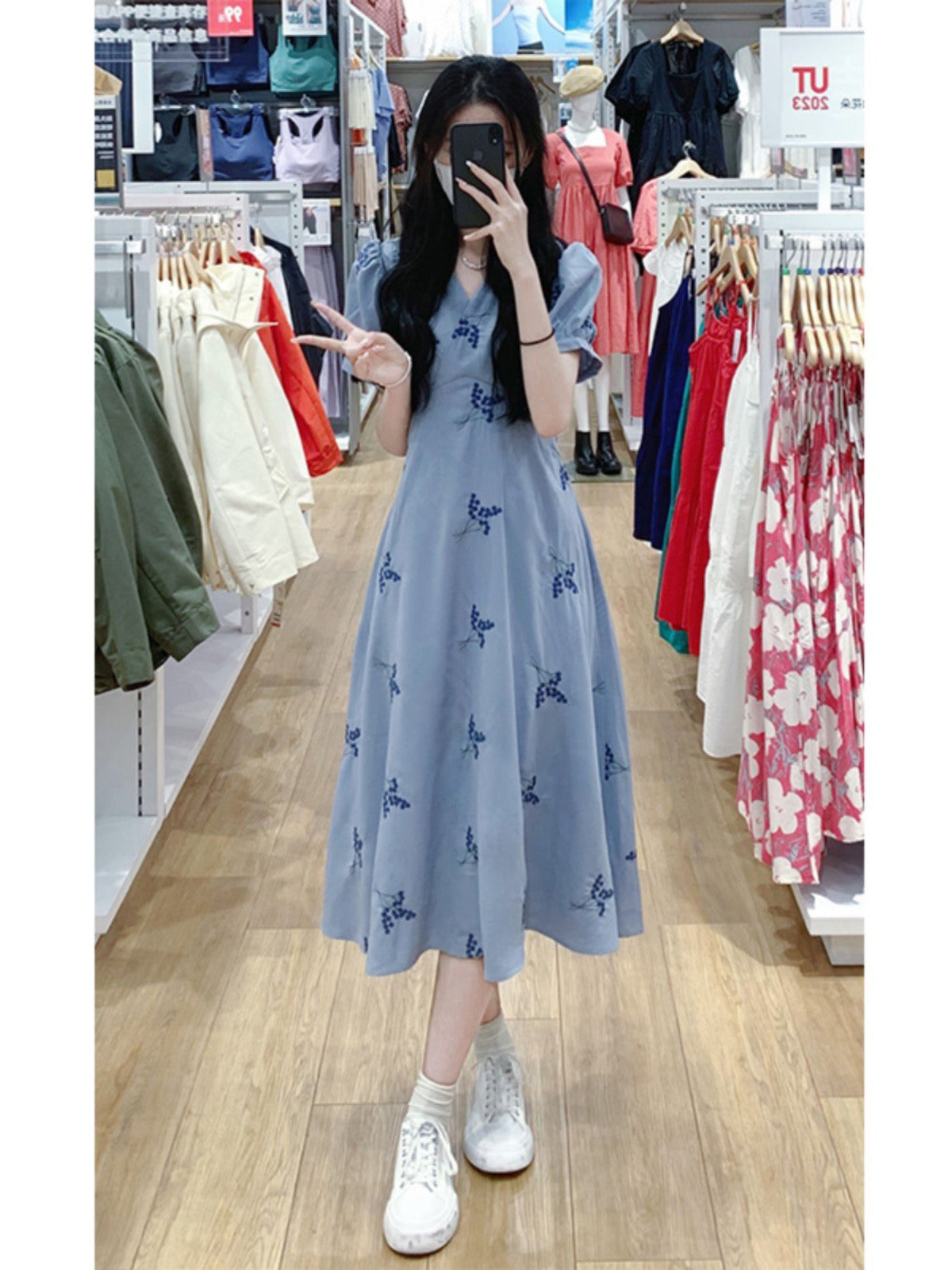 Tea break French V-neck floral dress is gentle and retro temperament long skirt with narrow waist and thin puff sleeves for summer