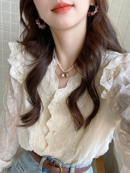 Berry likes you and likes a large custom-made white V-neck embroidered shirt with lantern sleeves and lace temperament slim top