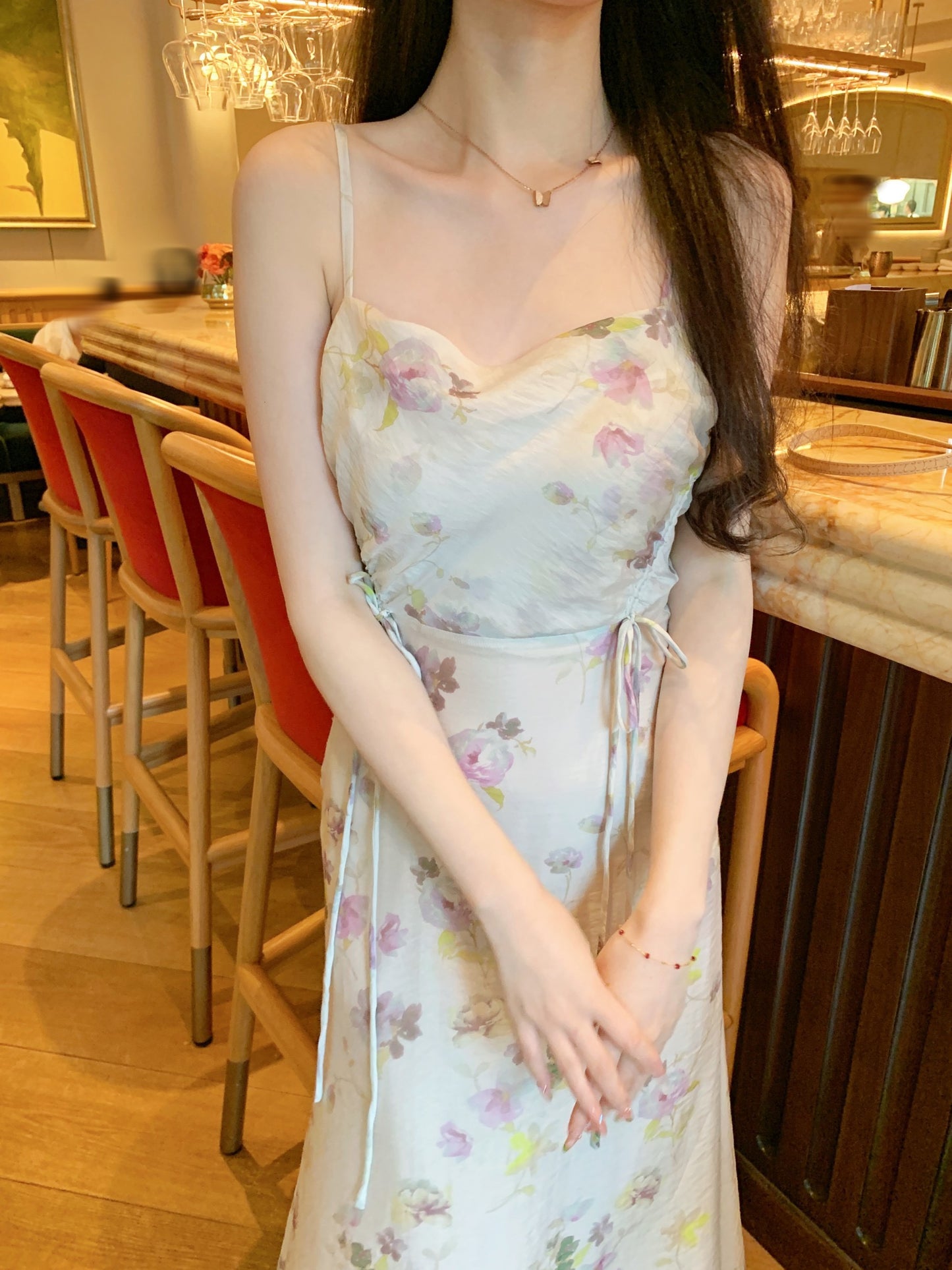 Chapter honey, ripples after the rain, the cool atmosphere is white, gentle and elegant, with a swaying collar, a flower-colored suspender dress, and a long skirt
