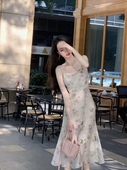 Chapter honey, ripples after the rain, the cool atmosphere is white, gentle and elegant, with a swaying collar, a flower-colored suspender dress, and a long skirt