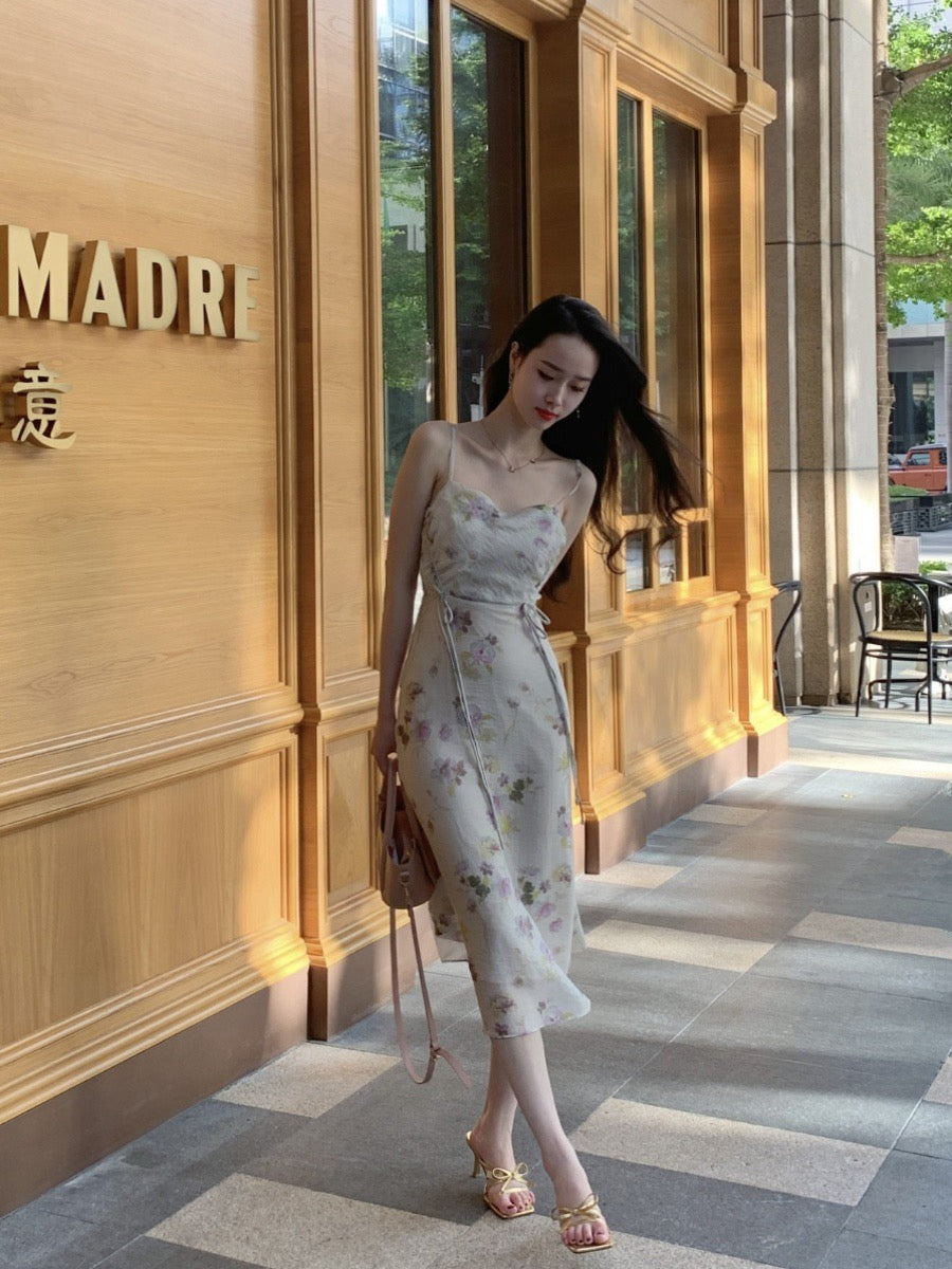 Chapter honey, ripples after the rain, the cool atmosphere is white, gentle and elegant, with a swaying collar, a flower-colored suspender dress, and a long skirt