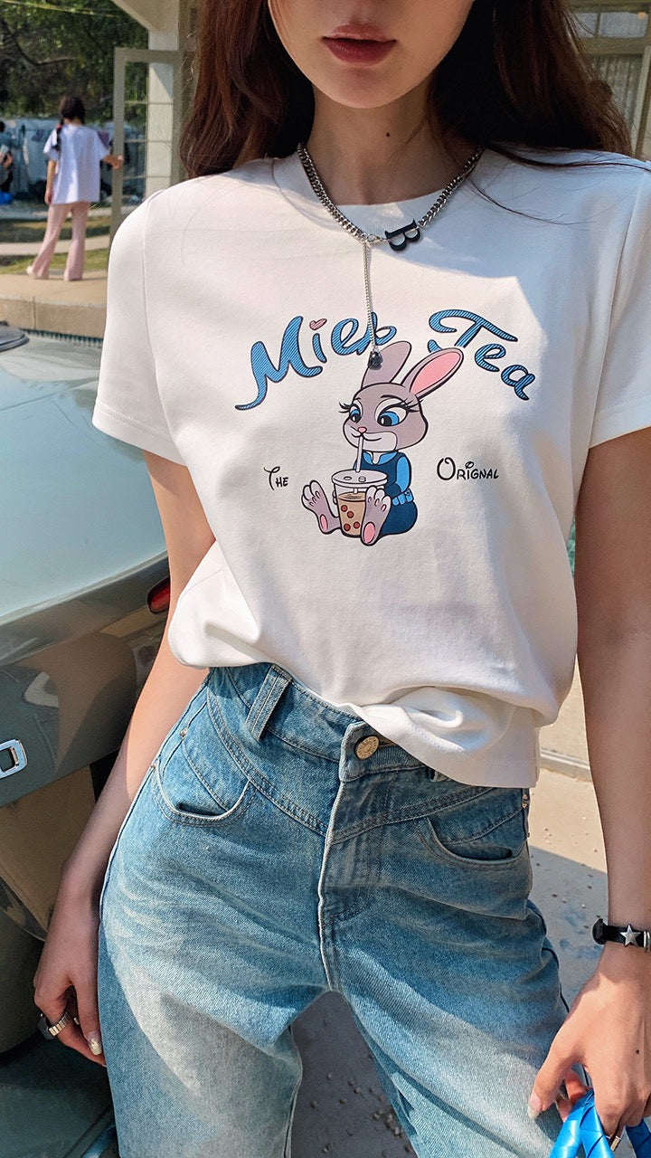 [Earth Shop] Age-reducing cartoon milk tea rabbit print white short-sleeved T-shirt women's summer short round neck shoulder top