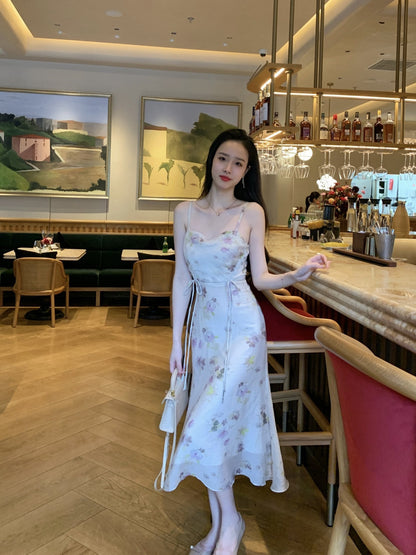 Chapter honey, ripples after the rain, the cool atmosphere is white, gentle and elegant, with a swaying collar, a flower-colored suspender dress, and a long skirt