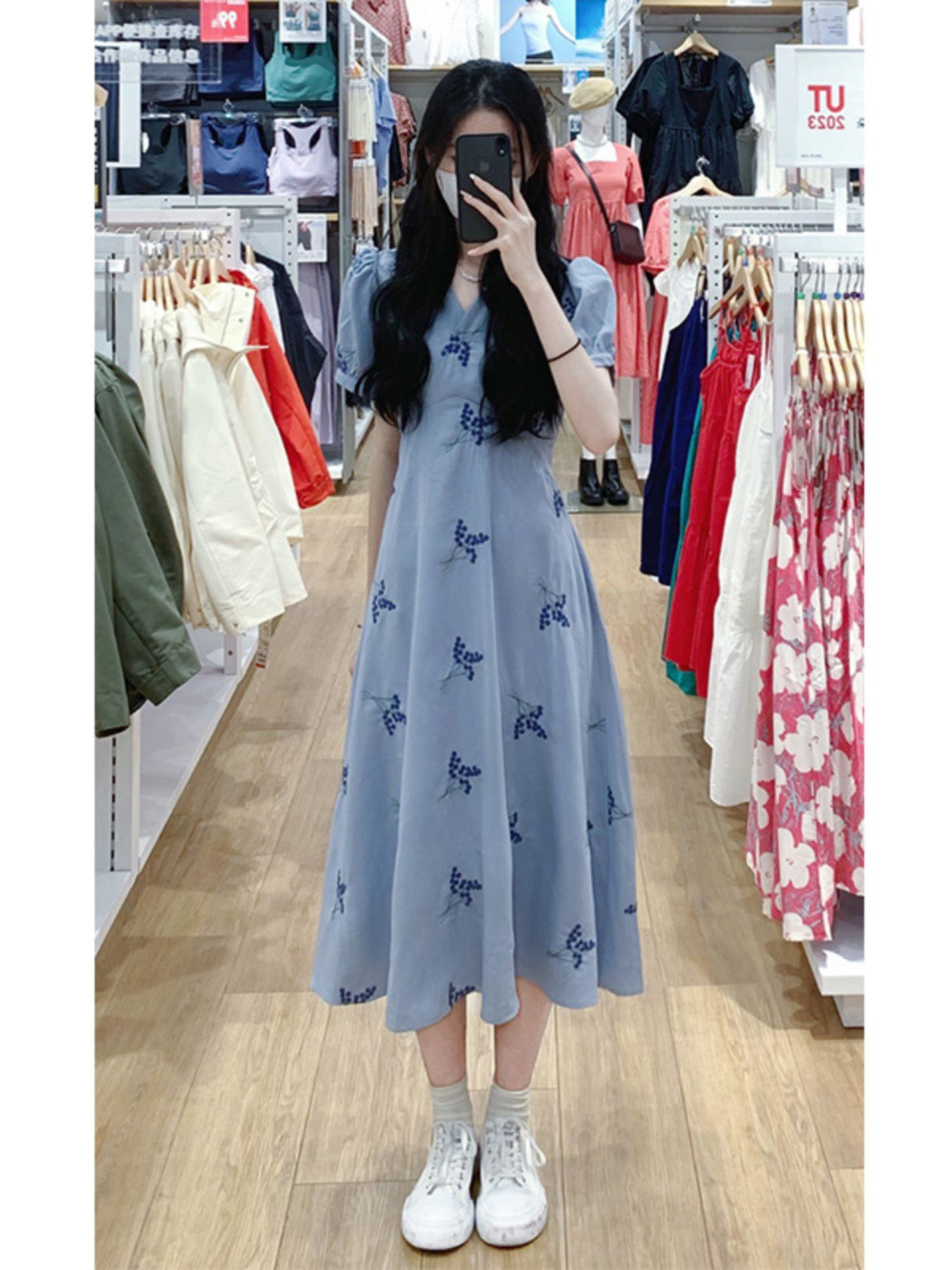 Tea break French V-neck floral dress is gentle and retro temperament long skirt with narrow waist and thin puff sleeves for summer