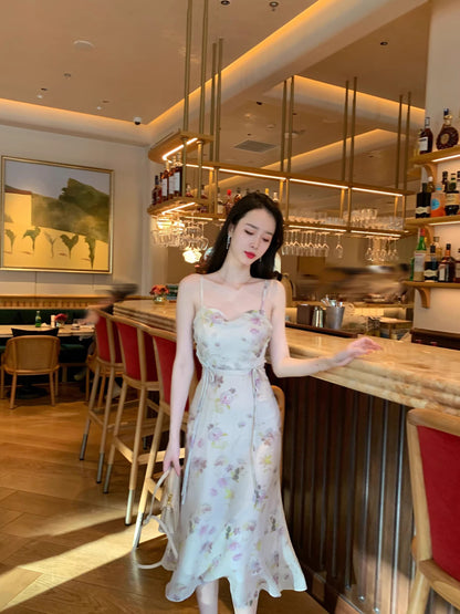 Chapter honey, ripples after the rain, the cool atmosphere is white, gentle and elegant, with a swaying collar, a flower-colored suspender dress, and a long skirt