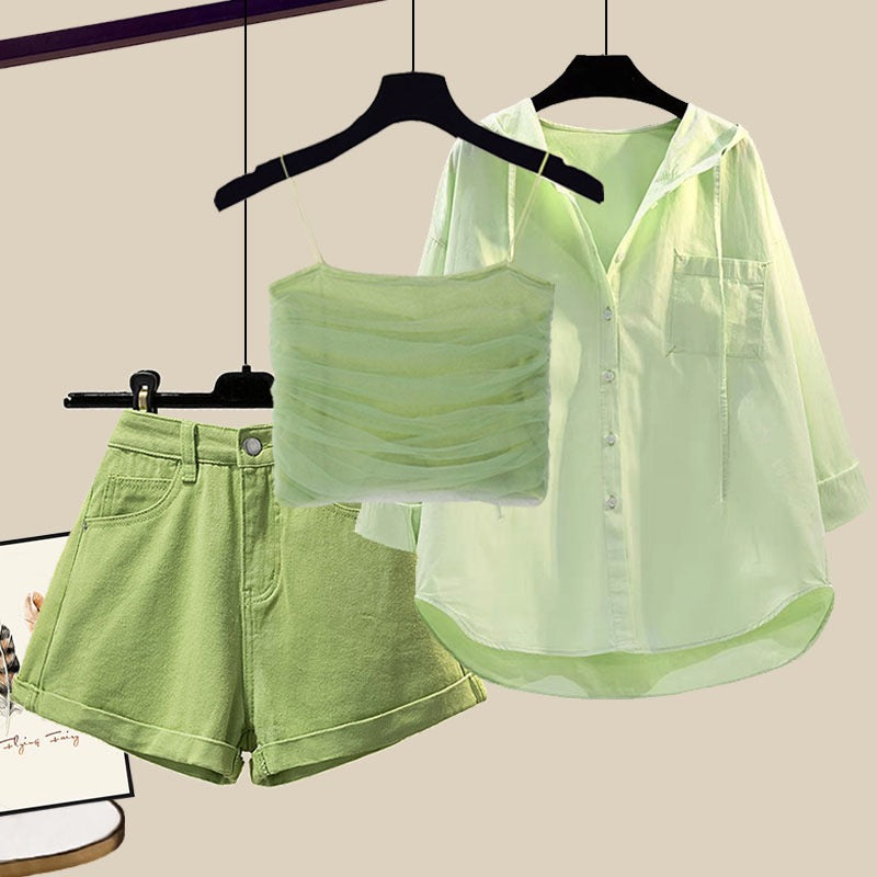 The little man wears a whole set of hot girl suit, sexy mesh suspender shirt, green shorts, high-end three-piece suit